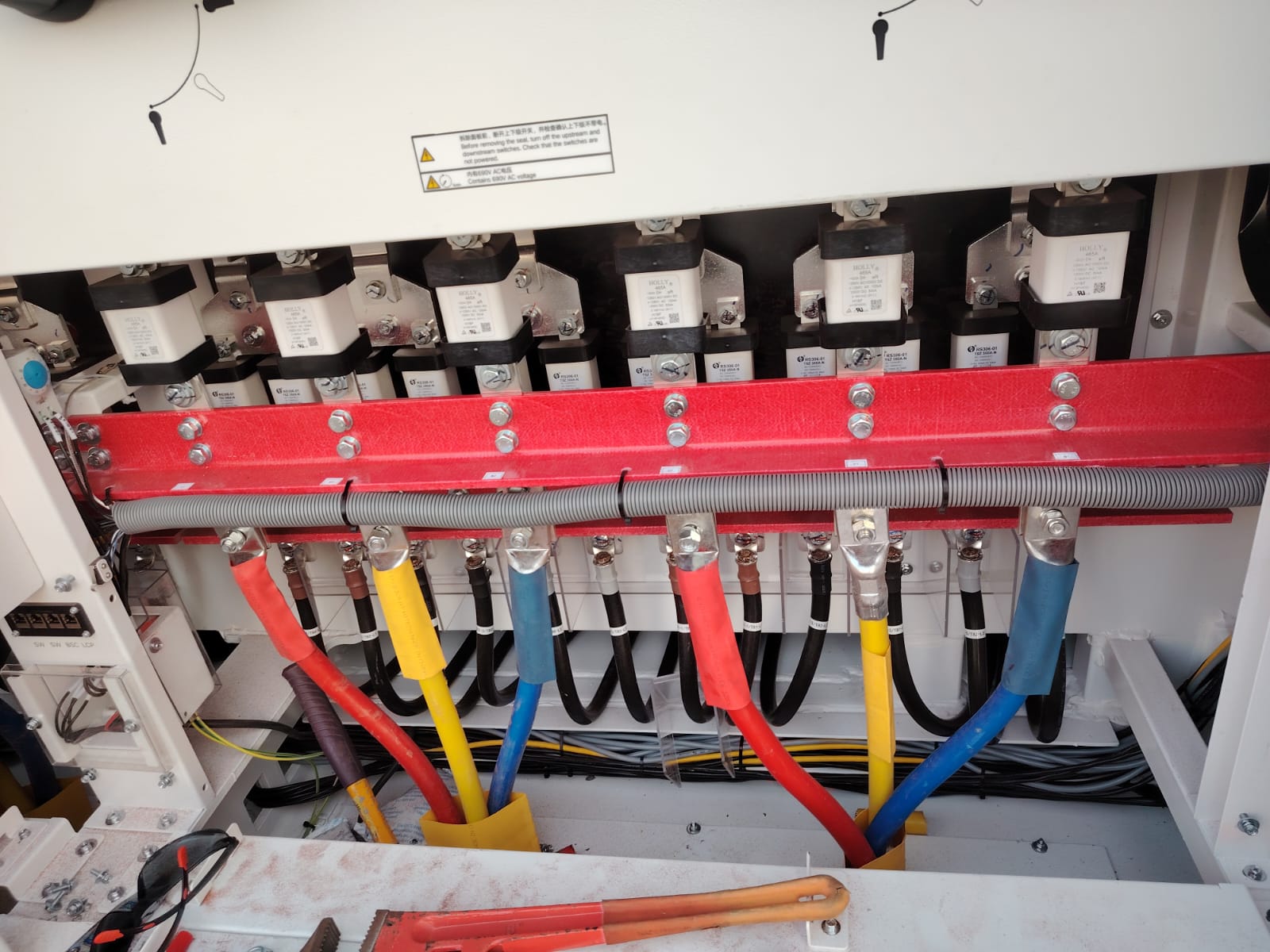 LV CABLE TERMINATION WORKS IN A 500 MW / 2,000 MWH BATTERY ENERGY STORAGE SYSTEM.